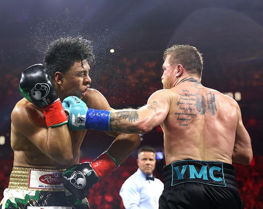 Canelo Álvarez landing a punch on Jaime Munguía