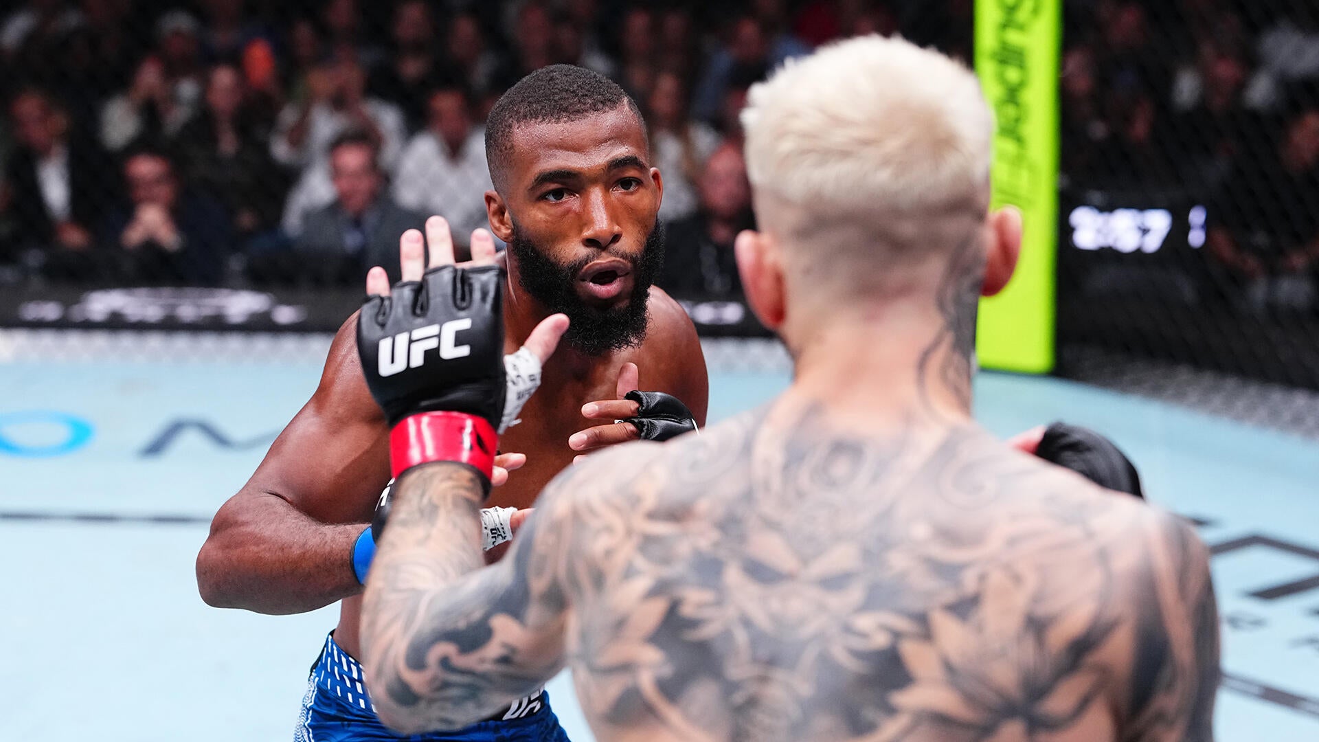 Salahdine Parnasse striking Dan Hooker at UFC Paris